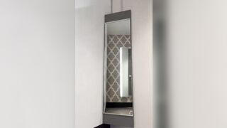 Chị chủ shop vừa bán quần áo vừa khoe mông to lồn múp
