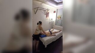 Chị nhân viên masage quay lén khách , sục cặc cho anh khách nứng cặc